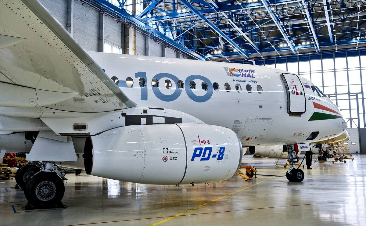 SJ-100 в ливрее с элементами цветов национального флага Индии и индийской авиастроительной госкорпорации Hindustan Aeronautics Limited (HAL). Кадры ОАК