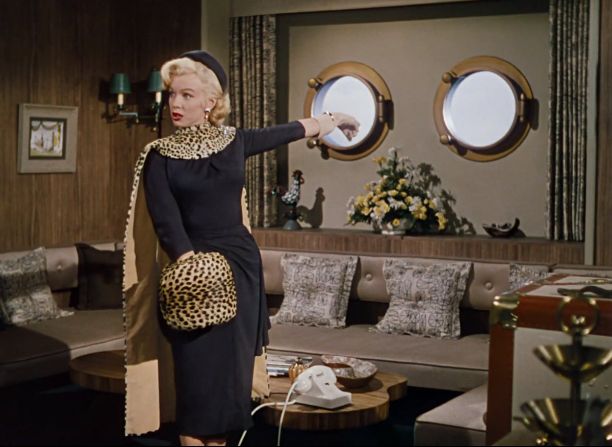 Мэрилин Монро в темно-синем платье с леопардовым меховым плащом и муфтой с таким же принтом