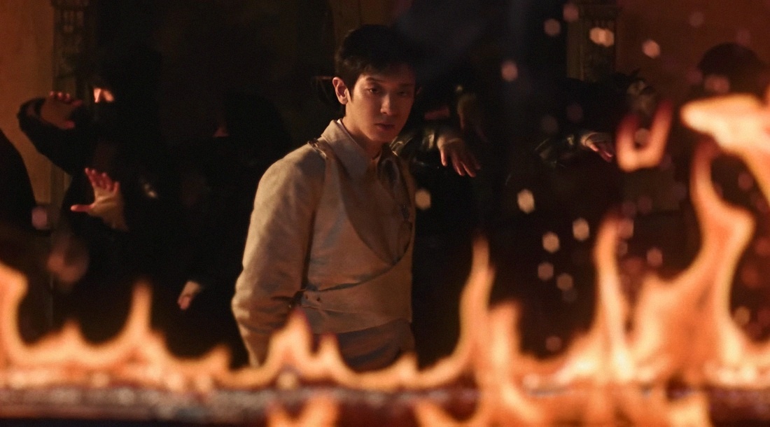     Кадр из клипа «Crown»