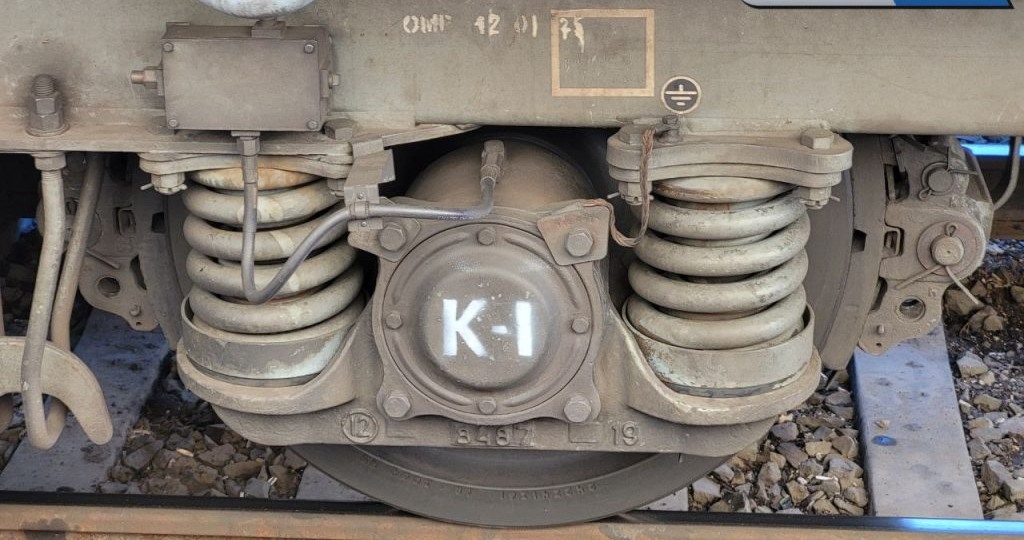 Под Сорочинском женщина лишилась ноги, решив подлезть под поезд