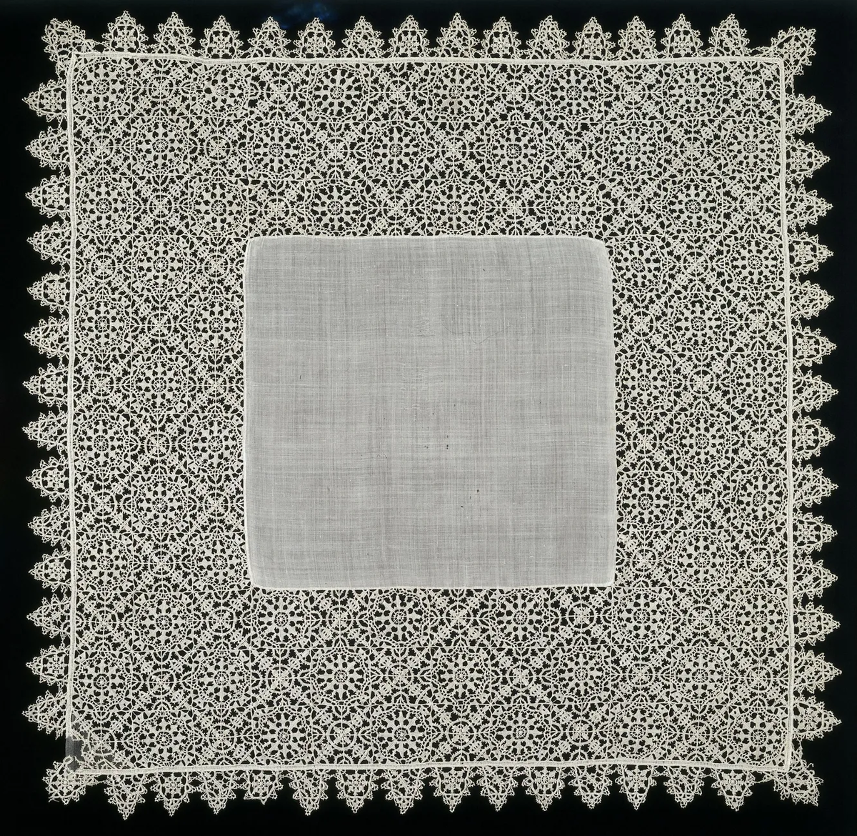 Носовой платок, сотканный в XVI веке. Музей Виктории и Альберта в Лондоне