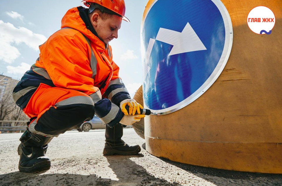В Москве обновили буферы безопасности на дорогах

