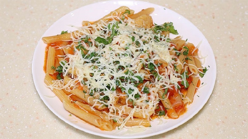 Макароны на сковороде с курицей и томатным соусом: уютный зимний ужин за полчаса