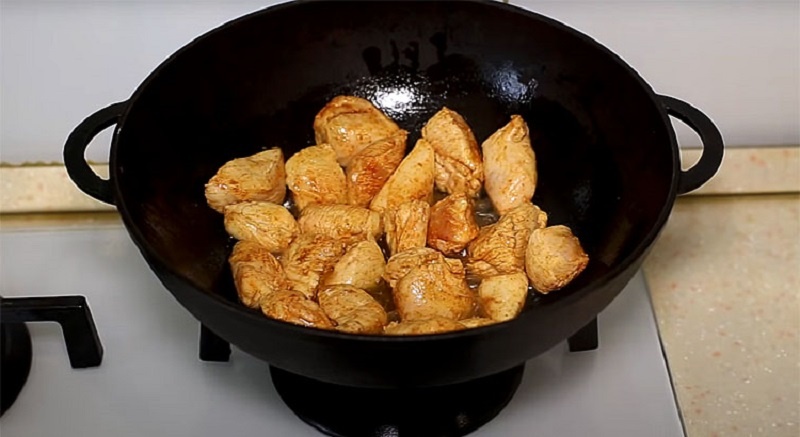 Макароны на сковороде с курицей и томатным соусом: уютный зимний ужин за полчаса