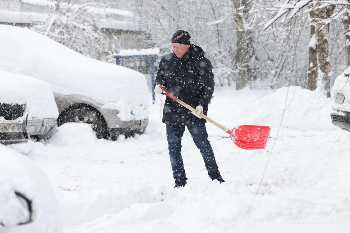    Чтобы вызволить машины из снежного плена, автолюбители взяли в руки лопаты
