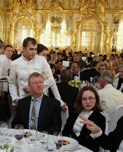 Друзья кушают и слушают. Один из них уже много лет скрывается в Израиле из-за доказанных многомиллиардных растрат бюджетных средств на родине...