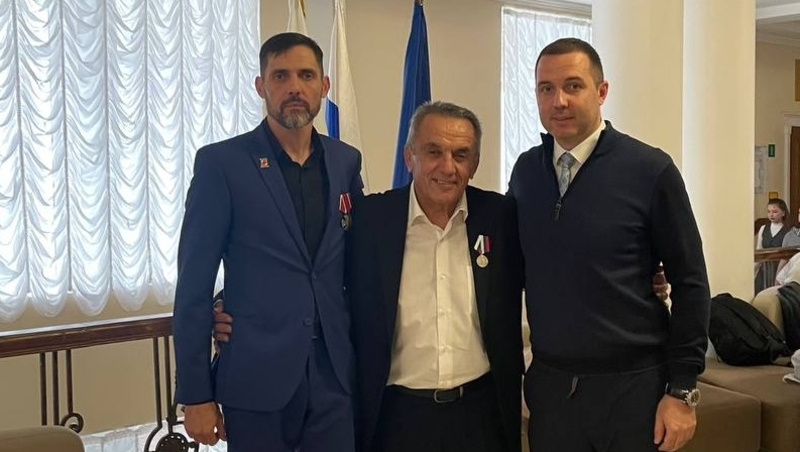    Кирилл Фиев с отцом, награждённым медалью общественного признания «Отец солдата», и братом. Фото: Личный архив Кирилла Фиева