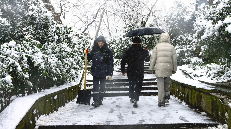    В Ростовской области усилили контроль за уборкой снега и наледи из-за непогоды. Олег УМАРОВ