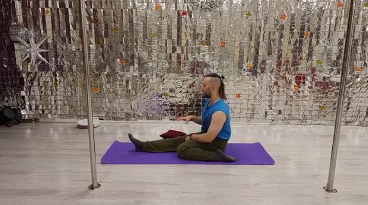 На  видео показано упражнение для улучшения подвижности в тазобедренном суставе