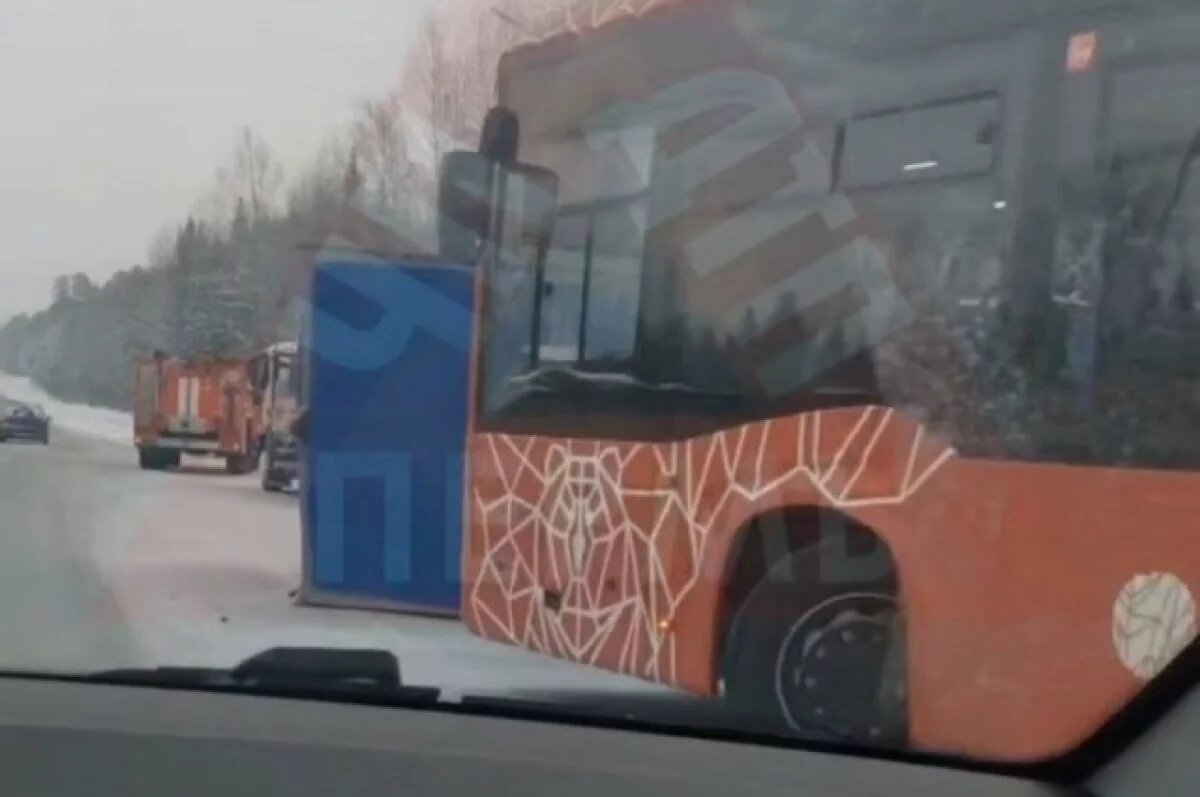    В Перми контейнер с грузовика вылетел в автобус