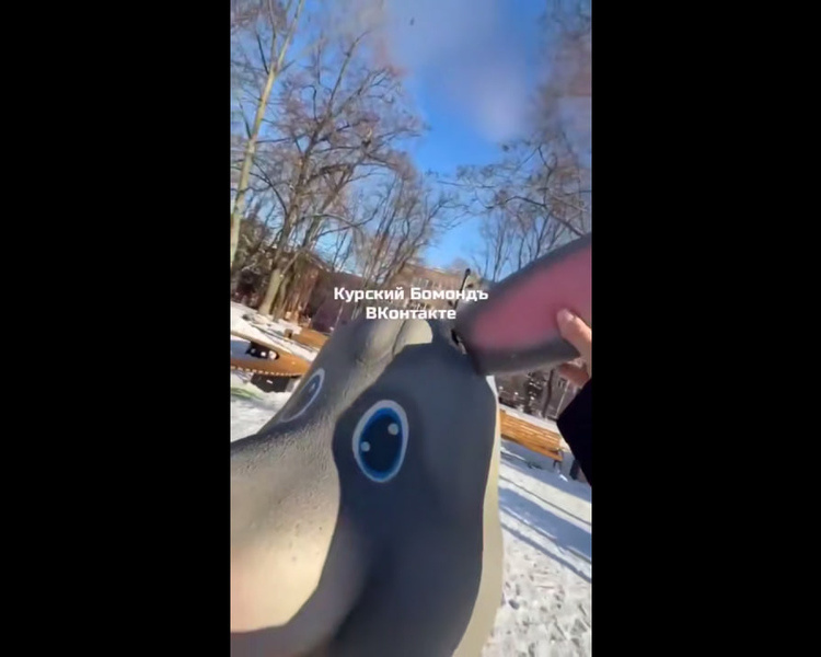     Школьники из Курска сами починили зайца, которого изуродовали вандалы в парке