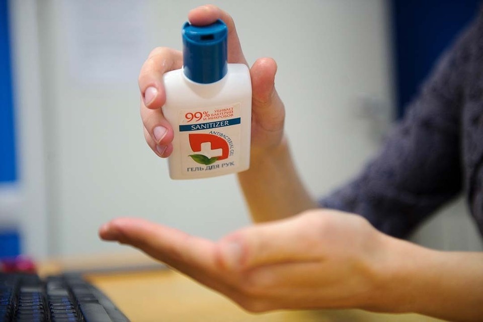    Чаще мойте руки и обрабатывайте гаджеты антисептиком. Алексей БУЛАТОВ