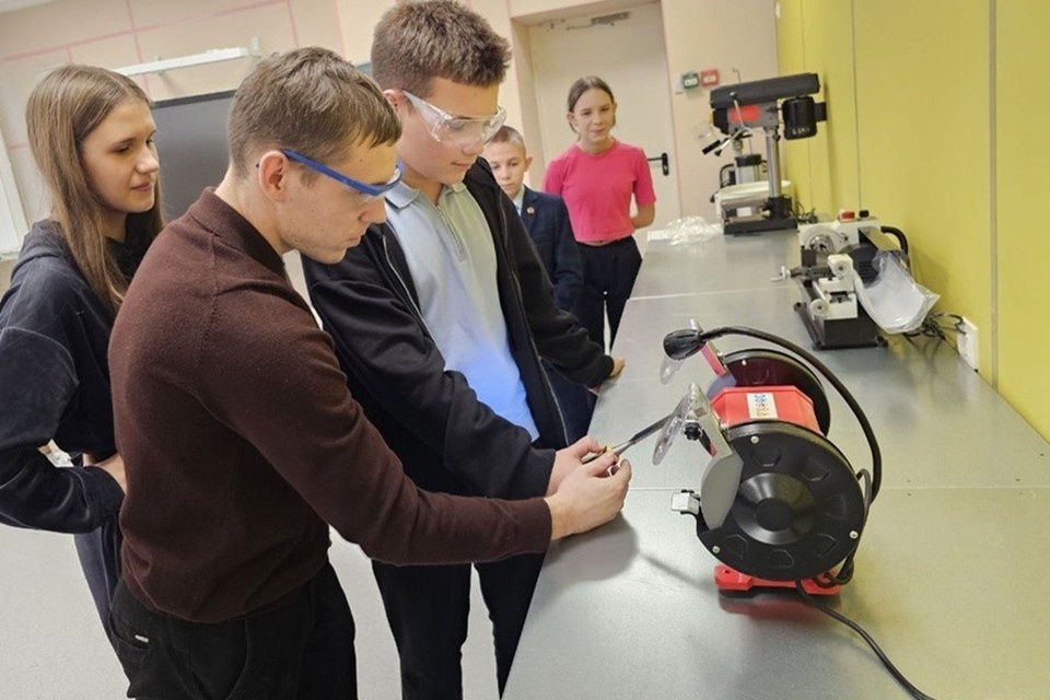    Партия учебных материалов поступила в донецкий лицей «Коллеж». Фото: ТГ/Толстыкина