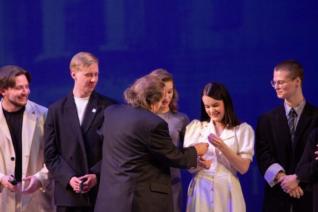     Молодёжный театр приглашает оренбуржцев на спектакль о любви Оренбуржье
📷    Молодёжный театр приглашает оренбуржцев на спектакль о любви Оренбуржье
