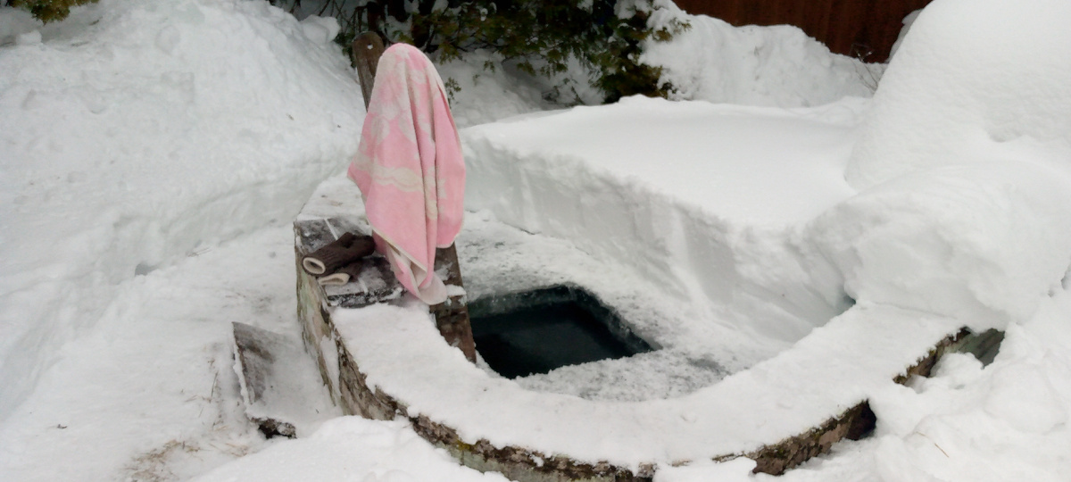 Прорубь в бассейне