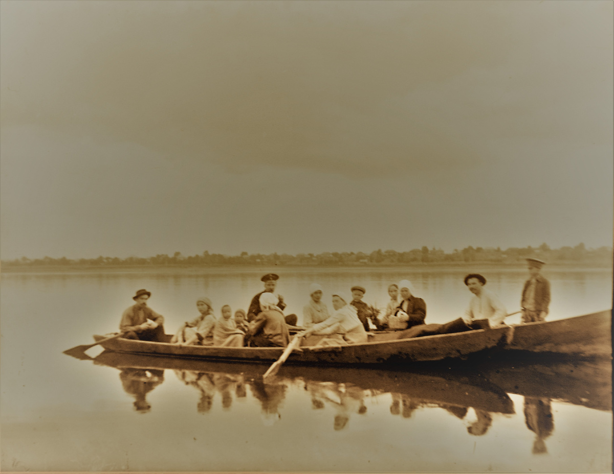 Фотографии из фотоальбома  Медведева Александра Никаноровича (?1885 - 1943 гг.) Предположительно на носу лодки Медведев А.Н.