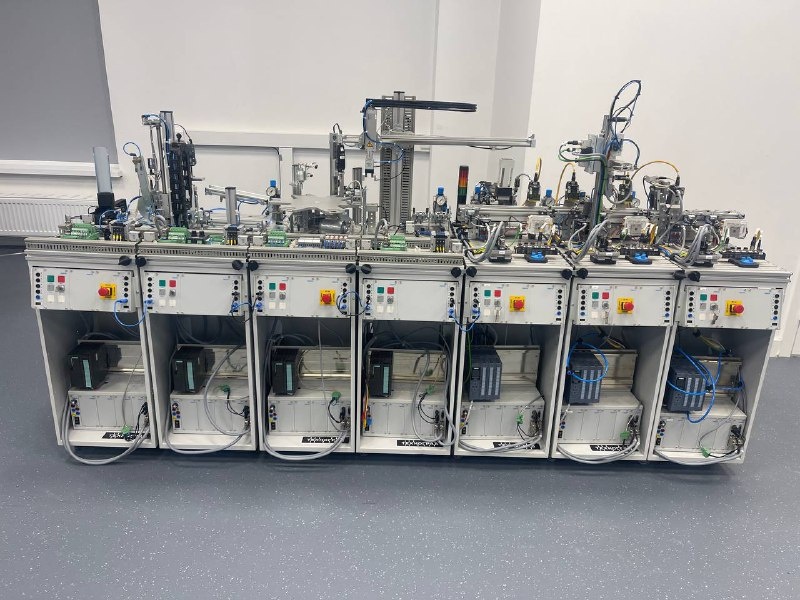 Мехатронная станция запрограммированная инженером АСУ