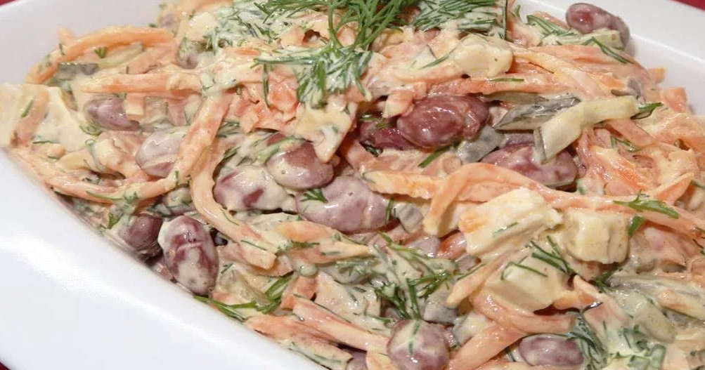 Салат с курицей, фасолью и корейской морковью: легкий и вкусный для всей семьи