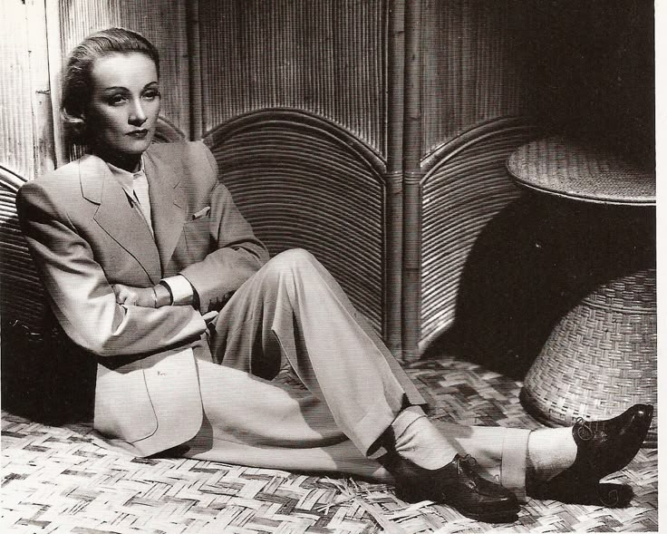 "Женщина по праву может считать себя настоящей, изысканной и неотразимой, когда научится с шиком носить мужской костюм." М. Дитрих.