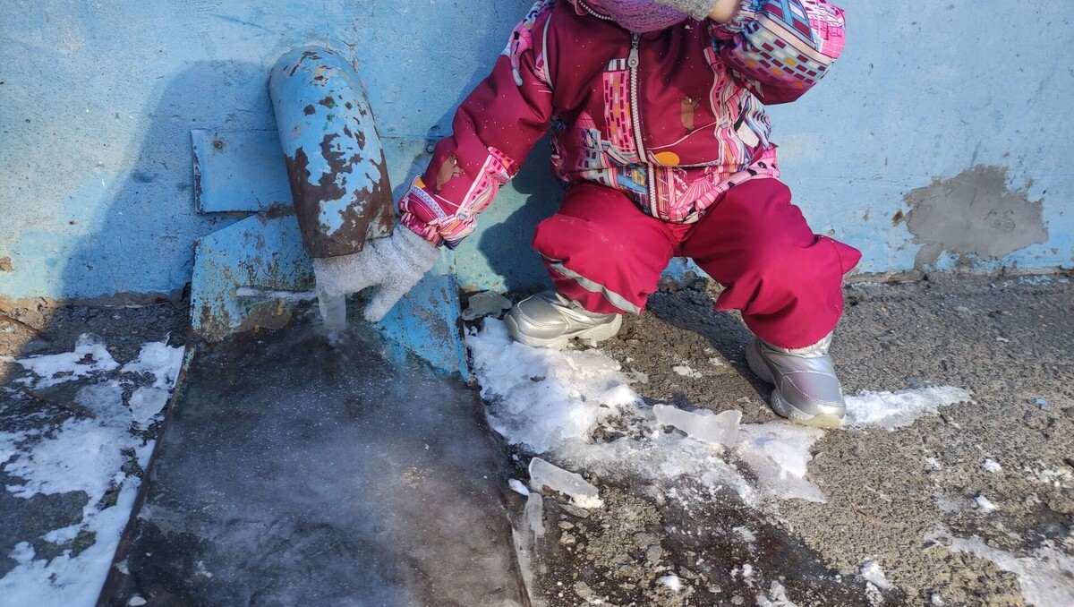    Несмотря на минусовую температуру, с крыш домов в Ростове начали падать сосульки   rostovgazeta.ru