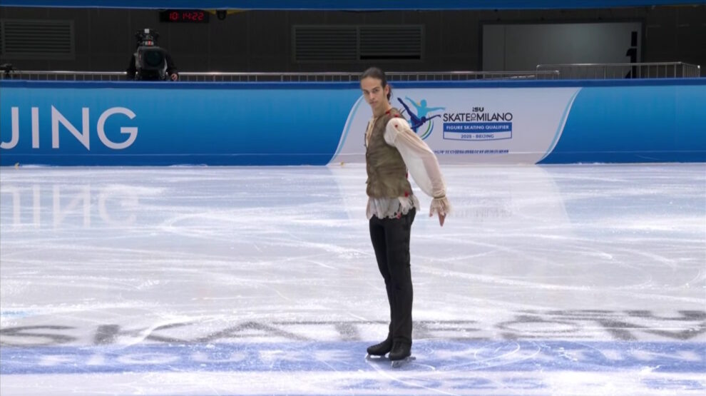    Петр Гуменник на турнире в Пекине. Фото: стоп-кадр прямой трансляции ISU