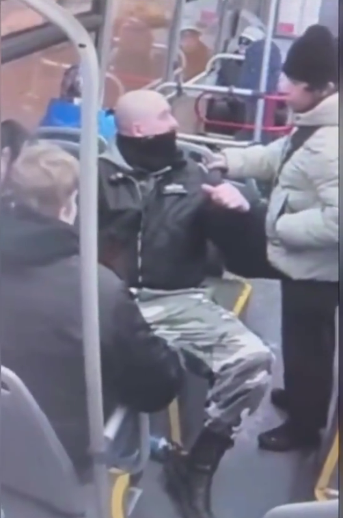 Таджик сам подошел к русским парням и долго им что-то втирал. Фото: скрин видео камеры наблюдений.