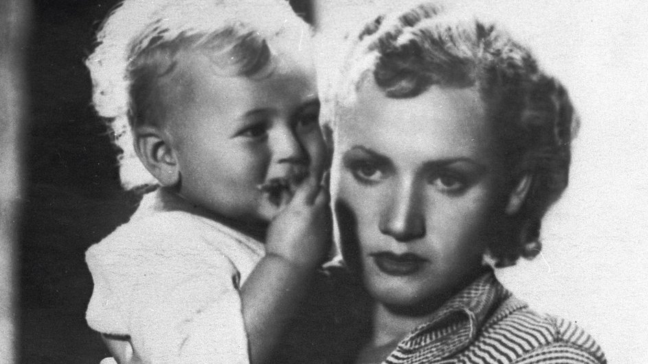 "Ты нам не родная", - сказали девочке