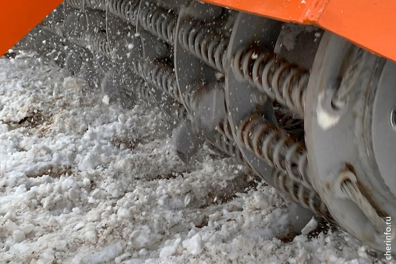 В Череповце для уборки дорог купили ледоруб для трактора