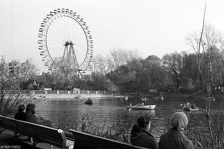 Чертово колесо парк Горького Москва