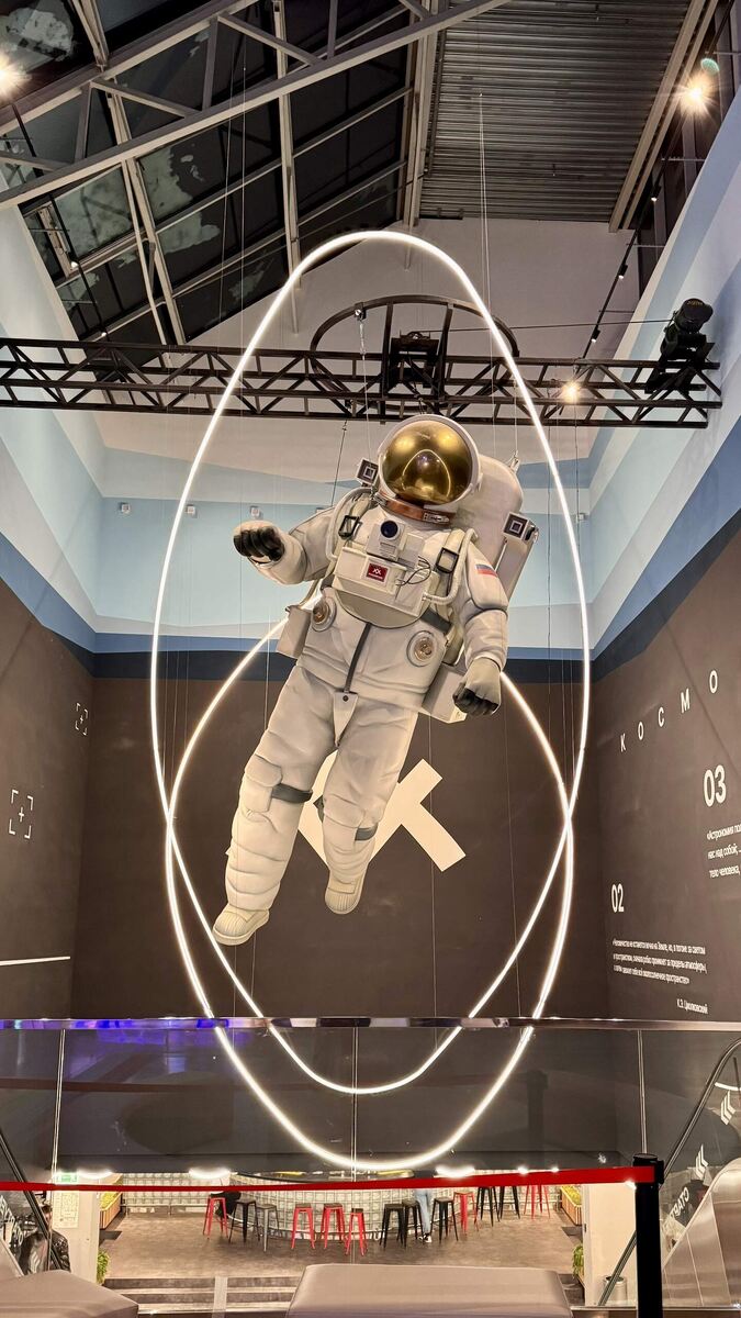 Фигура космонавта, а дальше будет и ракета, листайте карусель