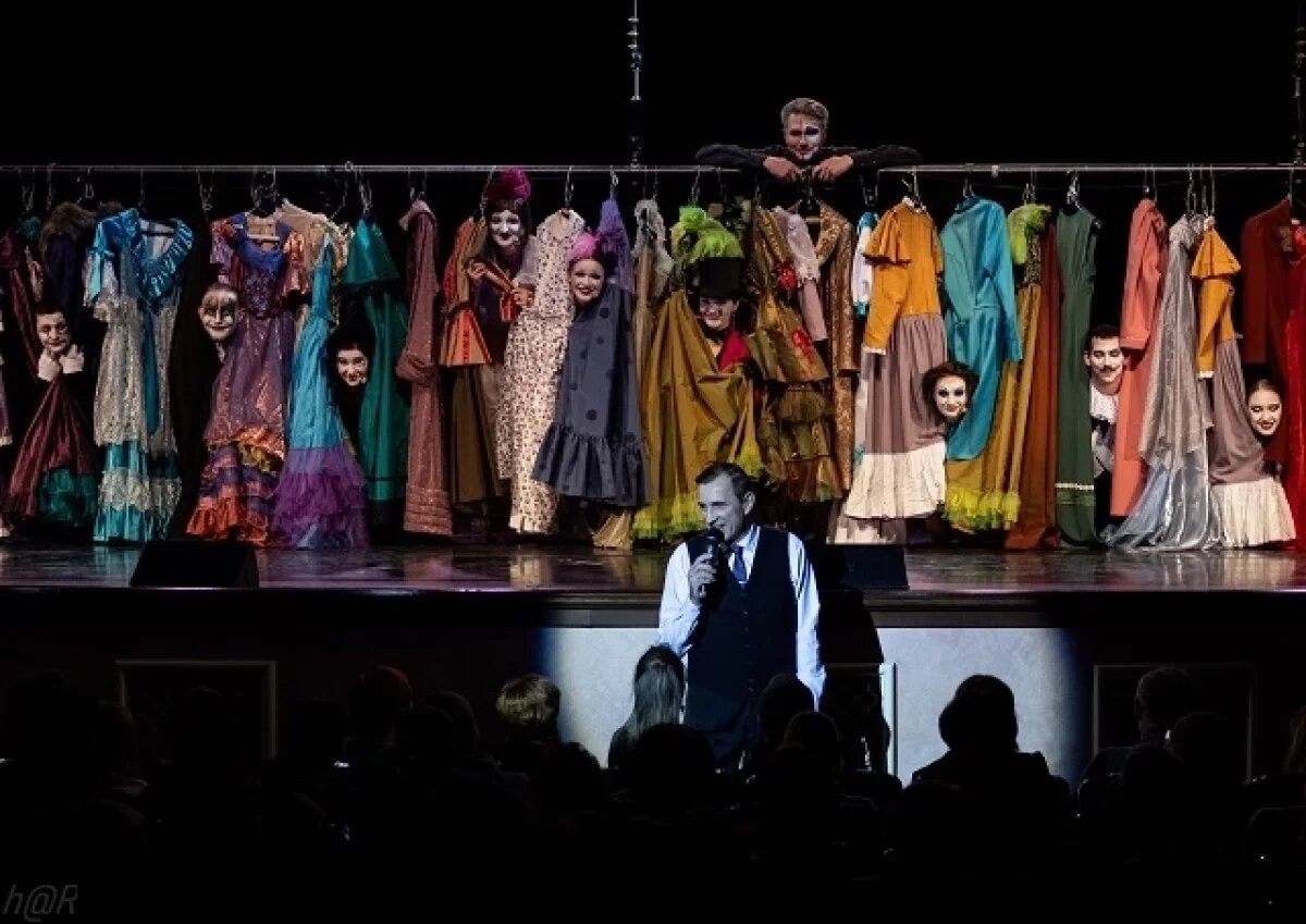    «Я на сцене живу»: