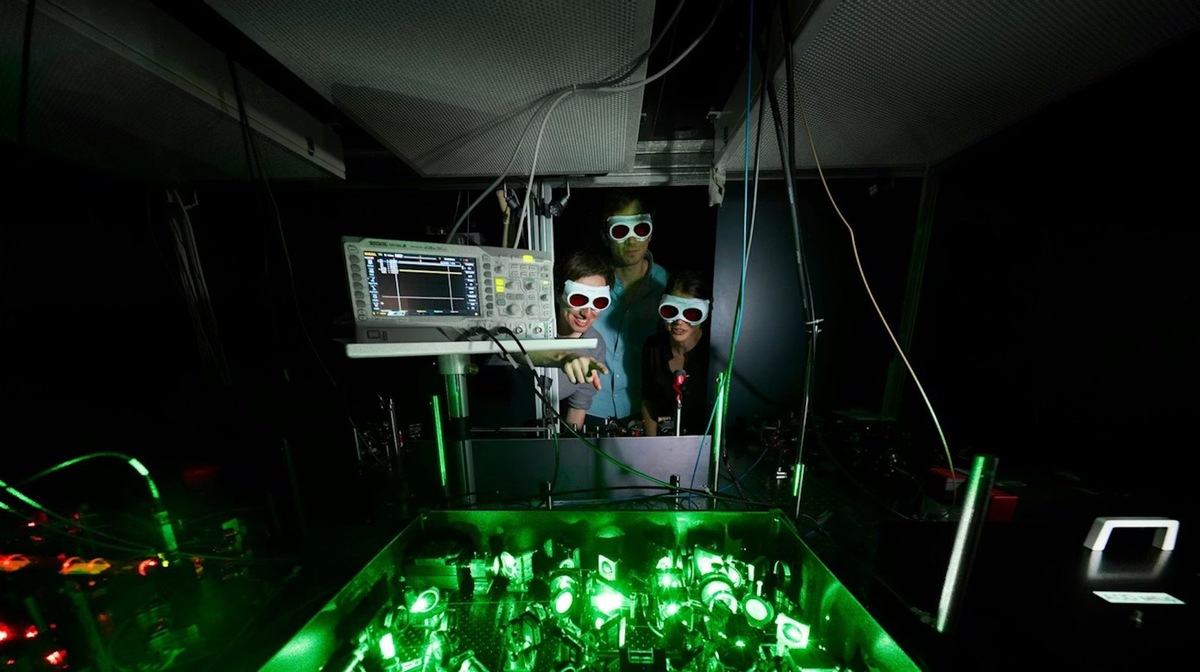    Ученые изучают установку квантового симулятора, используемую для исследования псевдощели.