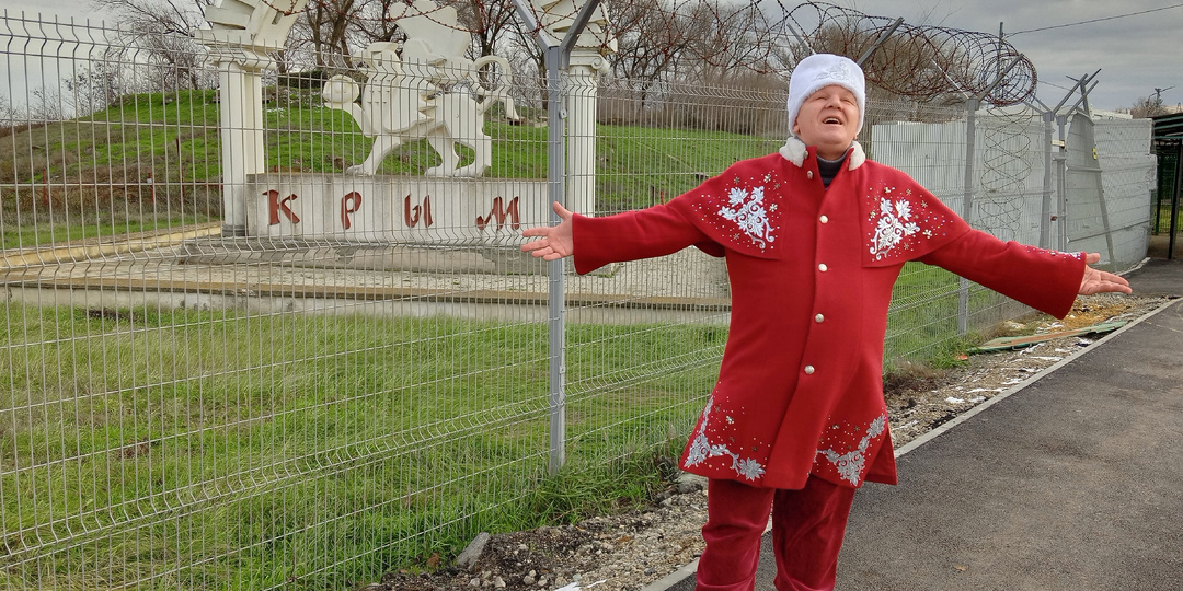 Посланник Деда Мороза из Череповца подарил людям радость и тепло