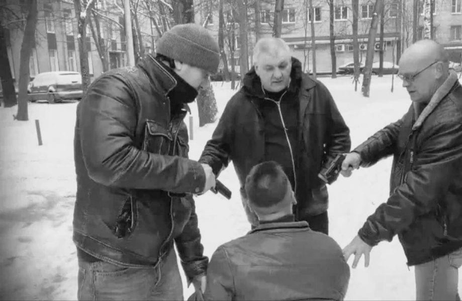 Кадр из клипа Виктории Башкировой "Закрою своим телом от пуль". На коленях - автор этих строк. 