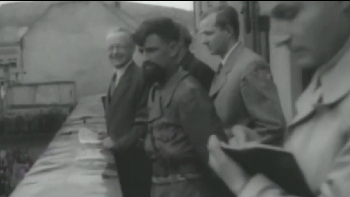    Сегодня исполнилось 105 лет со дня рождения легендарного «черного генерала» - Даяна Мурзина