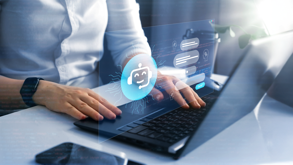    Со многими современными чат-ботами общаться приятнее, чем с людьми: ИИ соглашается с пользователем во всем и непрерывно хвалит его.