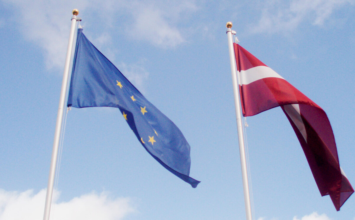 Флаги ЕС и Латвии © CC BY-SA 3.0 / Oļegs Anosovs