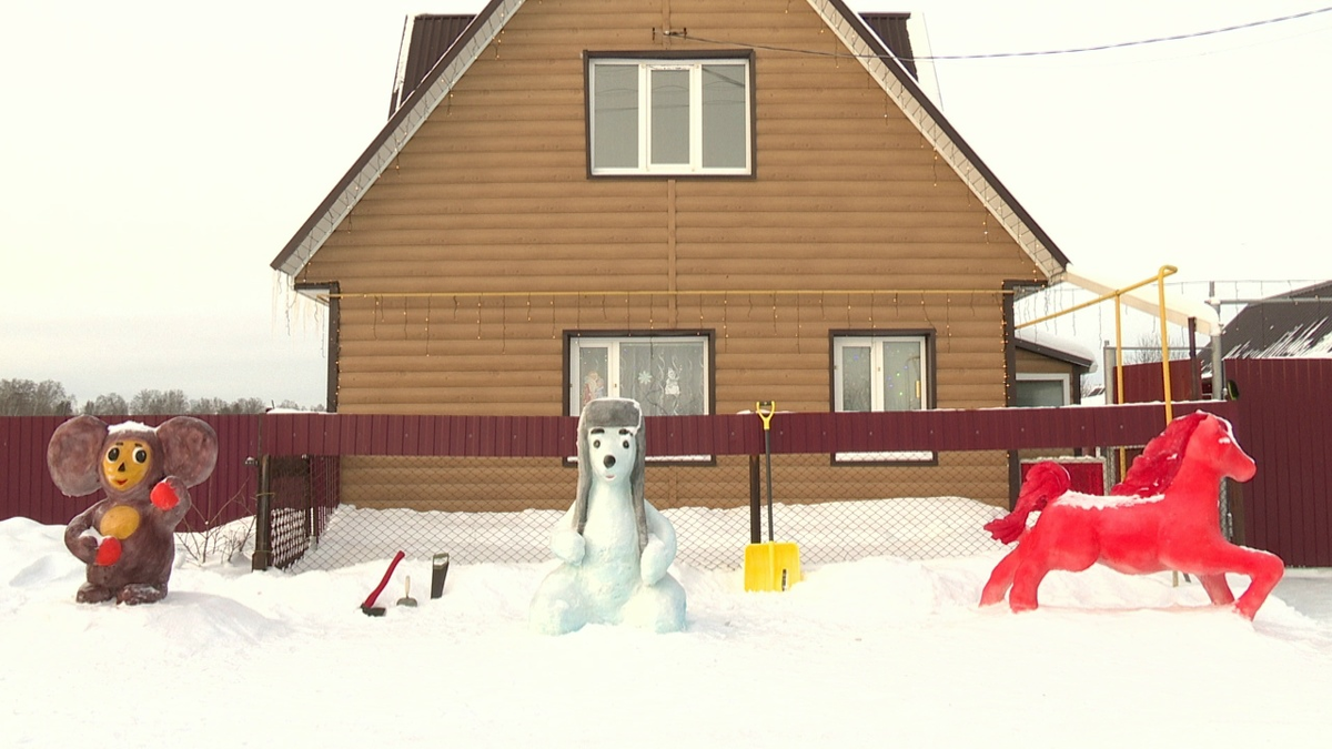 Снежные фигуры Михаила Пушкина стали достопримечательностью с. Горьковка