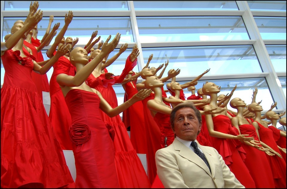    Красный цвет стал визитной карточкой Valentino. Фото: Eric VANDEVILLE/Gamma-Rapho/Getty Images