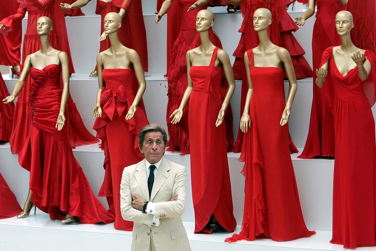    Фирменный оттенок красного Rosso Valentino стал визитной карточкой дизайнера и символом страсти. / REUTERS