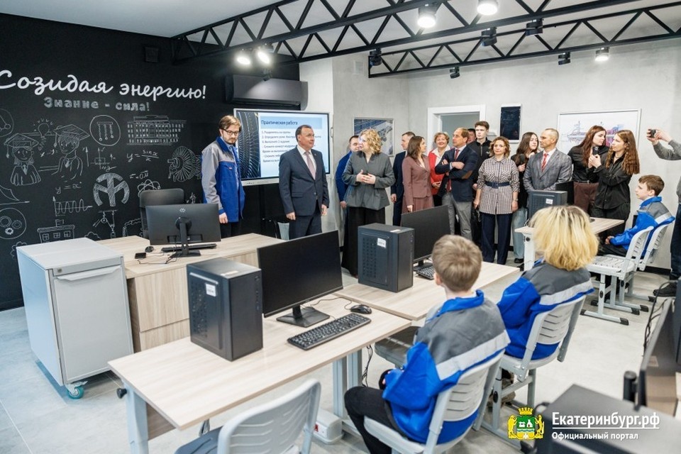    Выпускники школы №167 вместе с аттестатом будут получать свидетельство о профессии. Фото: администрация Екатеринбурга