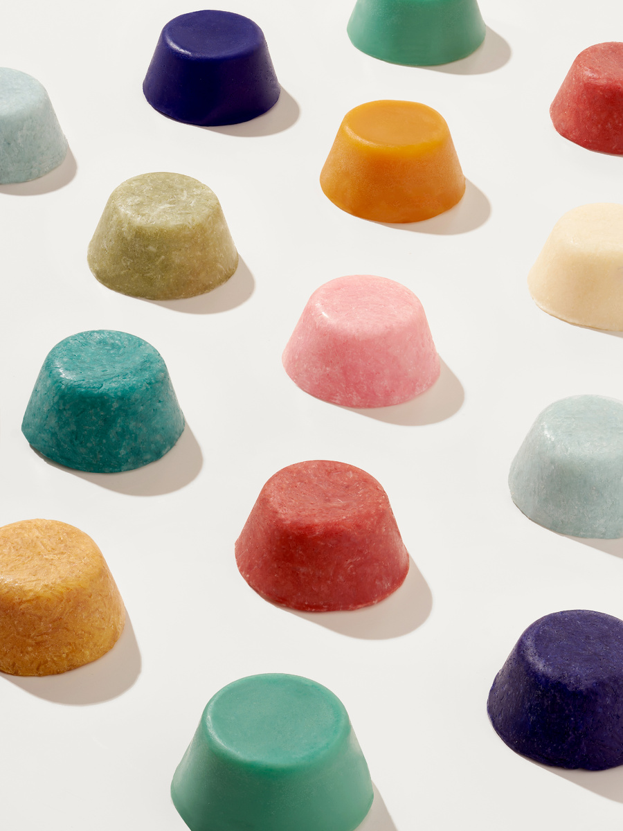 На фото: твердые шампуни и кондиционеры be.sage