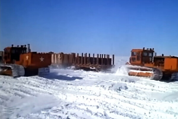    Санные поезда со стройматериалами для Кемп-Сентури / US Army