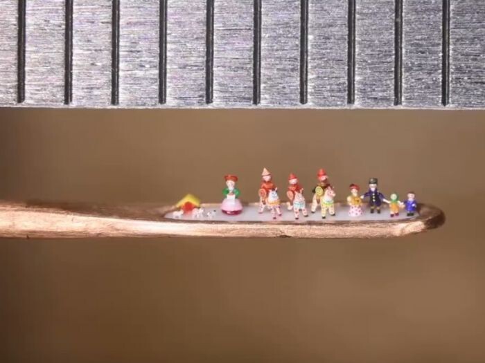 Миниатюрист из новосибирского Академгородка уместил 11 игрушек в игольном ушке