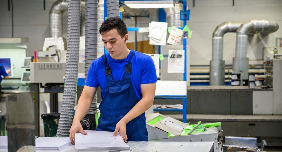    Производство полиграфической продукции на заводе ГК «ПЛАСТИК ОН ЛАЙН» в Красноармейске / Медиасток.рф