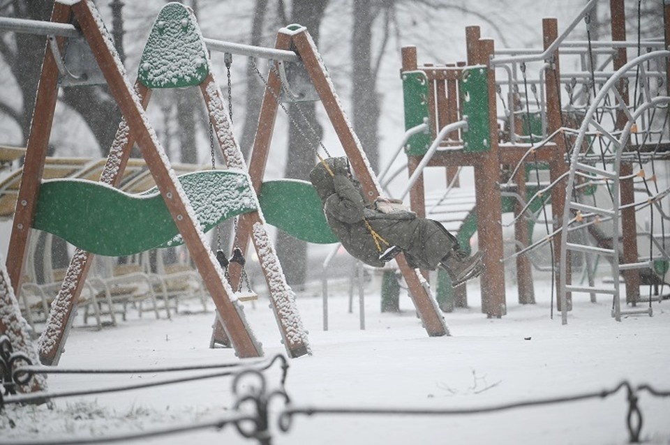   В Ростовской области пятилетняя девочка чуть не погибла на детской площадке. Алексей БУЛАТОВ