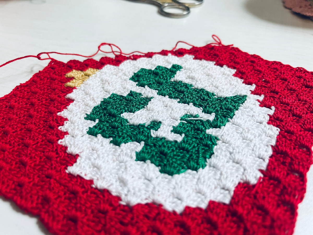 Изнаночная сторона, на которой постепенно, по ходу вязания убирала кончики нитей.