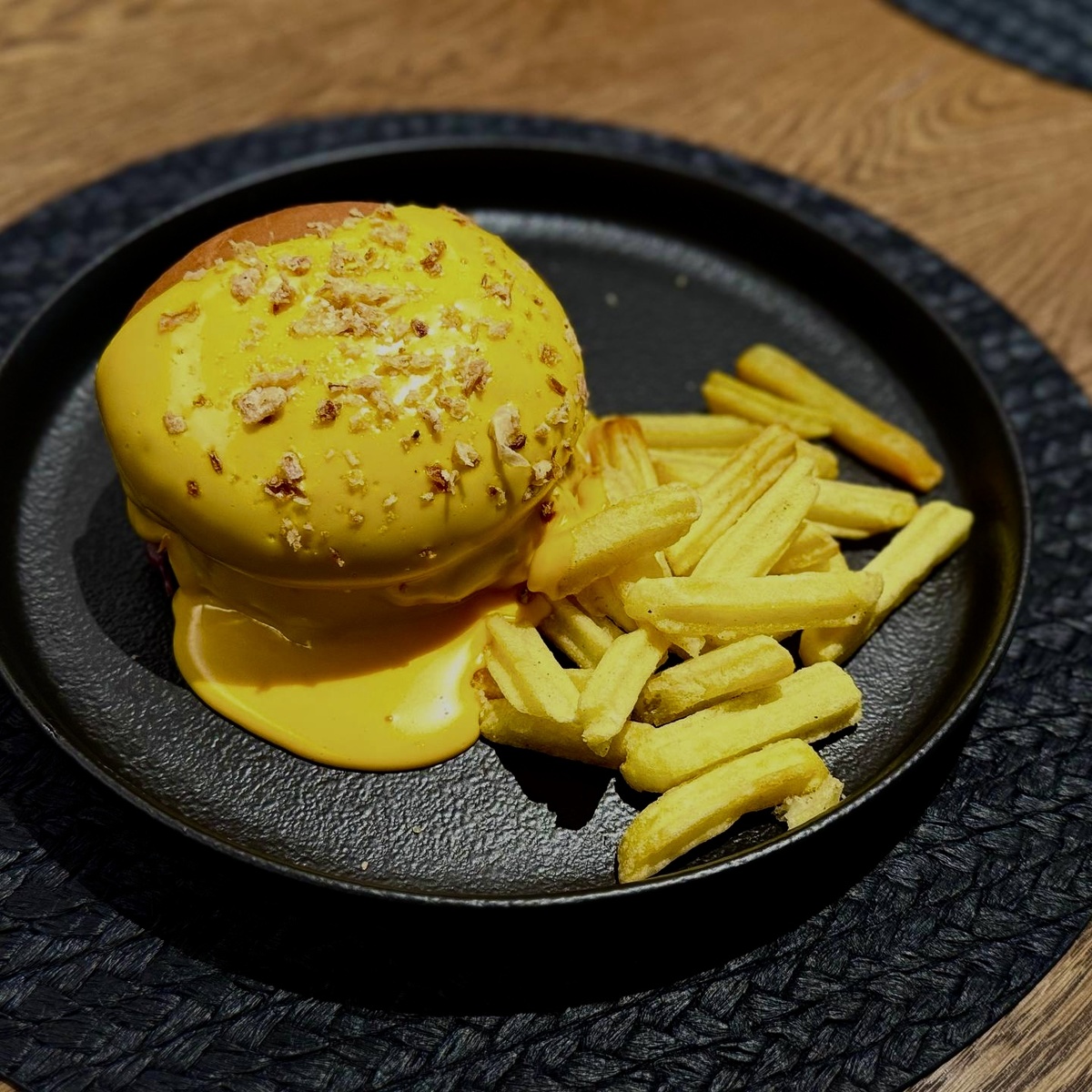 Фондю из чеддера, посыпается луком фри 🥰