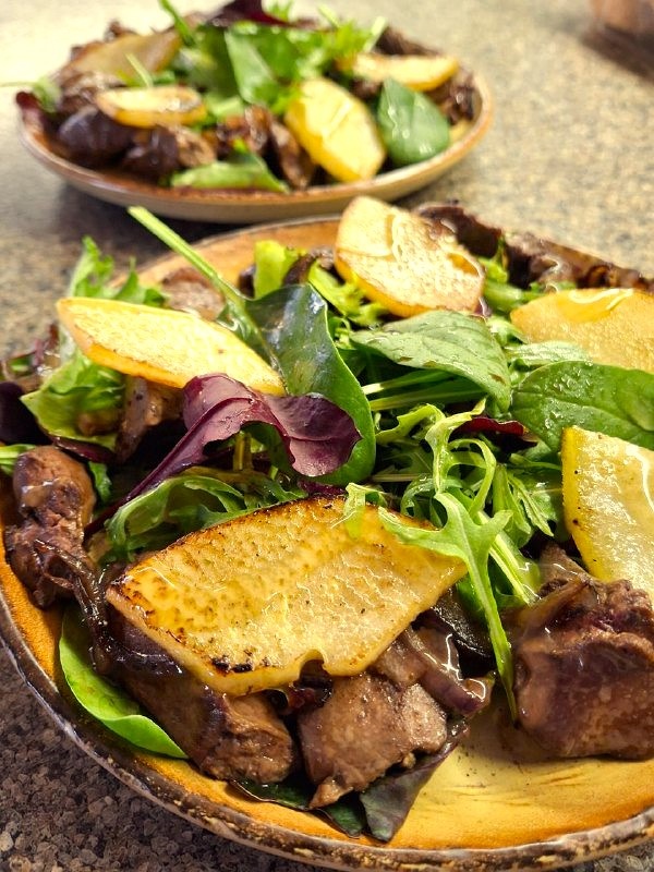 Теплый салат с куриной печенью и грушей