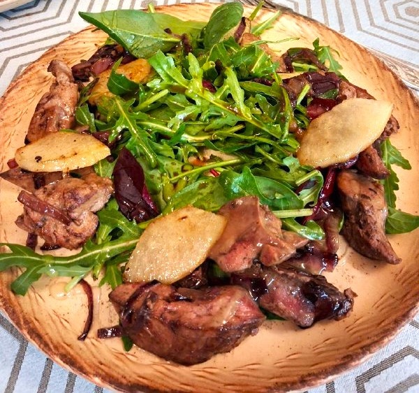 Теплый салат с куриной печенью и грушей